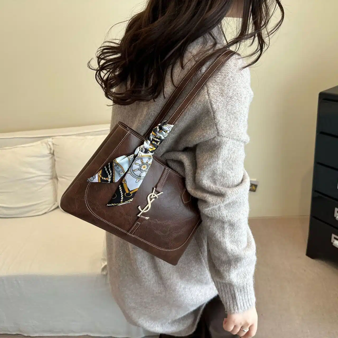 Minimalist Designer-Inspired Tote with Scarf Detail FN440 - Image 4